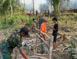 Penuh Kebersamaan, Babinsa Koramil 0801/01 Pacitan Bantu Pembuatan Lapangan Bola Voly