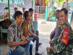 Sembari Sarapan Pagi, Babinsa Tipes Dan Bhabinkamtibmas Bersama Warga Eratkan Tali Silaturahmi