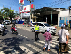 Srikandi Satlantas Polres Gresik Gelar Patroli dan Berbagi Makanan di Masjid Baitus Salam