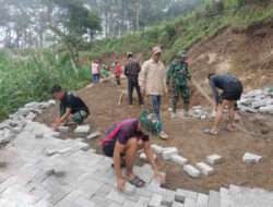 Sinergi Satgas TMMD dan Warga Trenggalek: Paving Jalan Dusun Ndilem Dikebut
