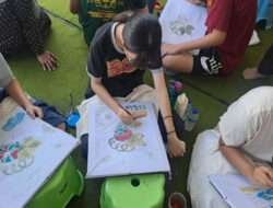 Commonwealth Secondary School Singapore Belajar Membatik di ISIK Surabaya