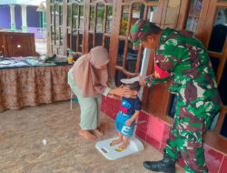 Peduli Kesehatan Warganya, Babinsa Paron Dampingi Kegiatan Posyandu Balita