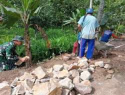 Siap Bantu Warga, Babinsa Kodim 0802/Ponorogo Ikut Bangun Talud Jalan