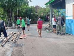 Poskamling di Desa Wirun Mulai Dicat Satgas TMMD Ke 120 Dengan Warga Hijau