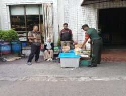 Kunjungi Pedagang Kaki Lima, Babinsa Purwodiningratan Berikan Motivasi dan Semangat Kerja