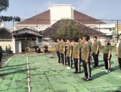 Babinsa Kepatihan Kulon Berkolaborasi dengan Bhabinkamtibmas Latihkan Kedisiplinan Kepada Linmas