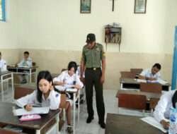 Babinsa Kratonan dan Bati Wanwil Bantu Awasi Ujian Siswa-Siswi SMA Kristen 1 Surakarta
