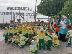 Saat Anak-Anak Asyik Main di Pantai, Ada Mama-Mama Bagi Gono-Gini