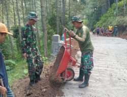 Satgas TMMD Kodim 0806/Trenggalek dan Warga Bergotong Royong Merapikan Jalan Penghubung Antar Desa