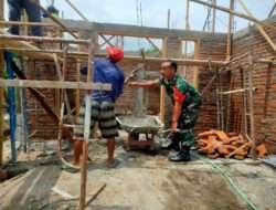 Sertu Zuhud Memperkenalkan Prinsip-prinsip Gotong Royong Dengan Membantu Cor Rumah Warga