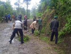 Satgas TMMD Kodim 0806/Trenggalek Bantu Warga Bersihkan Jalan di Dusun Ndilem