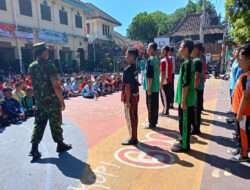 Tanamkan Kedisiplinan Serta Membentuk Karakter Siswa, Babinsa Gilingan Latihkan PBB di SMAN 2 Surakarta