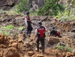 Polres Lumajang Kerahkan Unit K9 Cari Korban Tertimbun Longsor di Lumajang