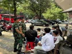 Dengan Ramah Dan Humanis, Babinsa Kemlayan Bubarkan Pelajar Nongkrong di Pinggir Jalan Slamet Riyadi Solo
