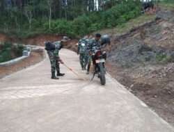 Satgas TMMD Kodim 0806/Trenggalek Bersihkan Pasir Sisa Pembangunan Menjelang Penutupan Program TMMD ke-120