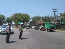 Satlantas Polres Tanjung Perak Tingkatkan Keselamatan Melalui Pengaturan Lalu Lintas Pagi dan Sore Hari