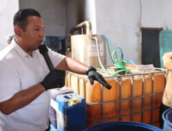 Polisi Bongkar Pabrik Miras Rumahan di Malang, Sekali Produksi Bisa Capai 250 liter Arak