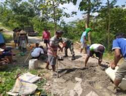 Gotong Royong Bersama Warga Perbaiki Jalan