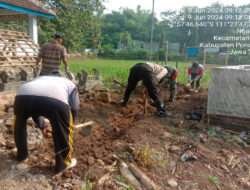 Gotong Royong, Babinsa Kodim 0802/Ponorogo Kerja Bakti Buat Pagar di Tempat Pemakaman Umum
