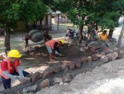 Manunggal dengan Rakyat, Babinsa Koramil Karanganyar Bantu Warga Bangun Talud