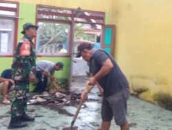 Bangun Kebersamaan, Babinsa Bantu Warga Renovasi Gedung Sekolah