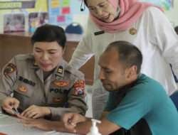 Polwan Polres Mojokerto Peduli Beri Motivasi Lansia di Panti Jompo