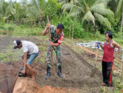 Babinsa Koramil 1307-07/Ampana Tete, Serda Tahir Membantu Melakukan Penggalian Lubang Pondasi Rumah Warga