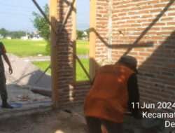 Warga Bangun Rumah, Babinsa Kodim 0802/Ponorogo Cekatan Membantu