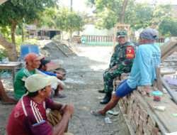 Melalui Komsos, Babinsa Posramil Gerih Ingatkan Warganya Untuk selalu Waspada Terhadap Cuaca Ekstrem