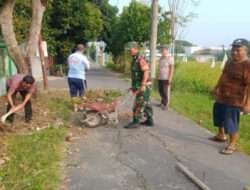 Babinsa dan Warga Kompak Lakukan Pembersihan Lingkungan