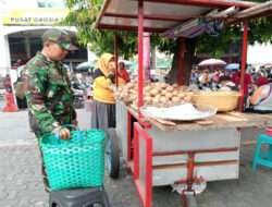 Babinsa Kelurahan Jayengan Terjun Langsung Berikan Motivasi Kepada Pelaku UMKM di Wilayah Binaan