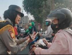Polwan Polres Mojokerto Berbagi Coklat Ajak Masyarakat Tertib Lalu Lintas