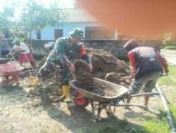 Babinsa Gotong Royong Bersama Warga Desa Lemah Ireng