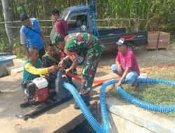 Dukung Program Pompanisasi, Babinsa Koramil Ngrambe Bantu Petani Pasang Pompa Air
