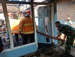 Gerak Cepat, TNI-POLRI Dan Petugas Damkar Ngawi Atasi Kebakaran Api di Rumah Warga