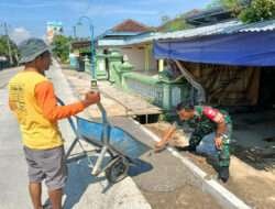 Kerja Bakti Pengecoran Jalan Wujud Partisipasi Babinsa di Wilayah