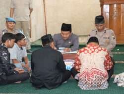 Polisi Fasilitasi Tahanan Narkoba Menikah di Masjid Baiturahim Polres Kediri Kota