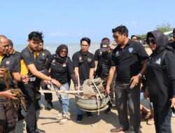 Gerakan Peduli Lingkungan Polres Pamekasan Bersama Media dan Komunitas Vespa Bersihkan Pantai