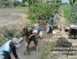 Peduli Kesulitan Warga, Anggota Kodim 0802/Ponorogo Bantu Bersihkan Irigasi Sawah
