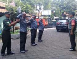 Tingkatkan Kedisiplinan dan Kekompakan, Babinsa Keprabon Latihkan PBB kepada Anggota Linmas