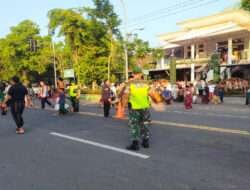 Anggota TNI-Polri Ngawi dan Pemuda Katolik Wujudkan Toleransi Jaga Pengamanan Masjid Saat Sholat Idul Adha