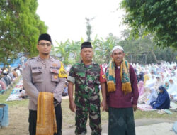 Babinsa dan Bhabinkamtibmas Amankan Sholat Idul Adha 1445 H di Desa Tumpuk, Trenggalek