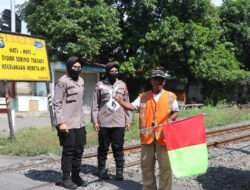 Polwan Peduli Sesama, Anggota Polwan Polres Pasuruan Bagikan Daging Qurban Kepada Penjaga Palang Perlintasan KA