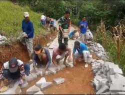 Sertu Beny Haryanto Bersama Warga Gotong Royong Pemavingan Jalan Kampung di Desa Gemaharjo