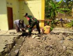Babinsa Bantu Bangun Pondasi Rumah Masyarakat