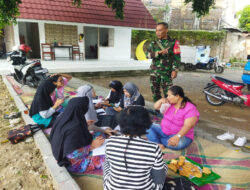 Eratkan Hubungan Emosional dengan Warga, Babinsa Sondakan Jalin Silaturahmi Dengan Ibu-Ibu PKK