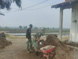 Wujud Kebersamaan, Anggota TNI dan Masyarakat di Ngawi Gotong Royong Karya Bakti Bangun Tempat Ibadah