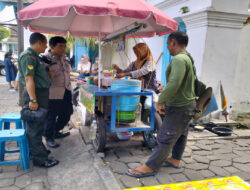 Berikan Motivasi Pelaku UMKM Babinsa Koramil 05/Pasar Kliwon Sambangi Pedagang di Seputaran Keraton Surakarta