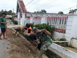 Anggota Koramil 1307-02/Pamona Puselemba Berperan Aktif dalam Kerja Bakti Perbaikan Saluran Pipa Air di Desa Sulewana