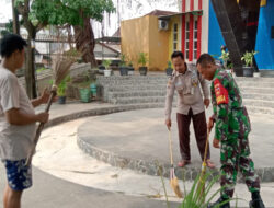 Taman Cerdas Kelurahan Nusukan Menjadi Sasaran Kerja Bakti Babinsa Bersama Warga